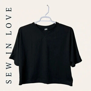 0454W. SEW IN‎ LOVE SHORT SLEEVE CROP TOP BOXY STYLE BLACK IN COLOR SIZE LARGE